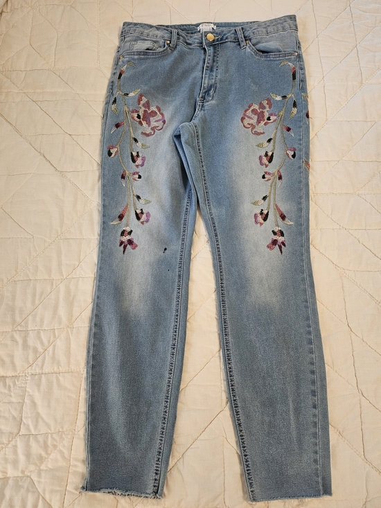 VENUS Denim - VENUS Mid Rise Floral Embroidered Jeans-  Size 10